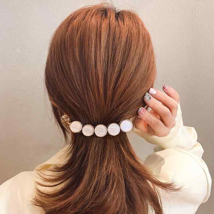 ・カテゴリ: ヘアアクセサリー・スタイル: 韓国風、フェミニン・主な素材: アクリル・タイプ: バナナクリップ・対象: レディース・カラー展開: べっ甲風ブラック、べっ甲風シャンパン