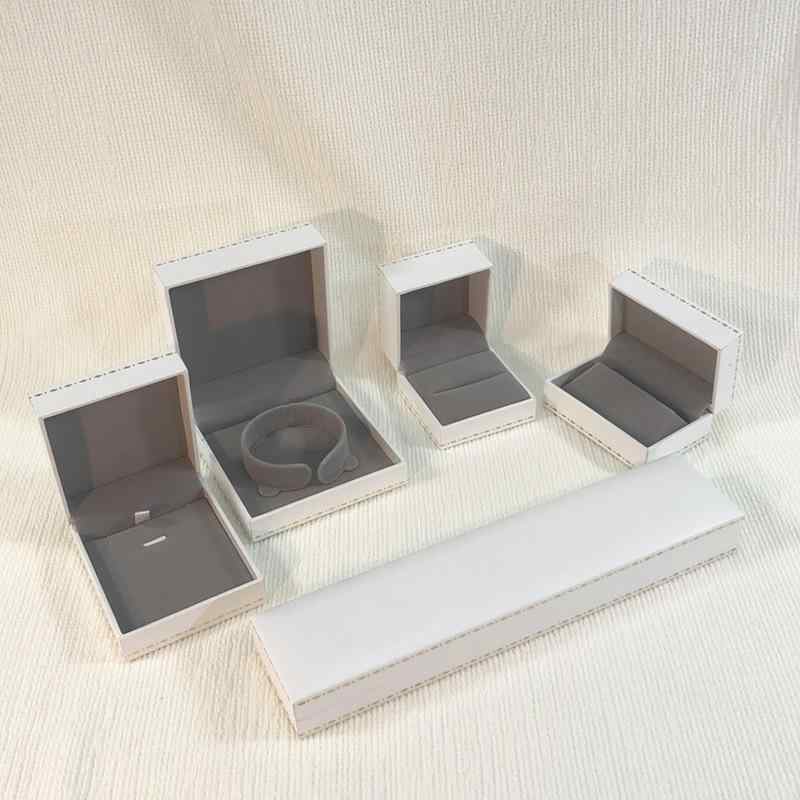 ・素材: 複合材料 ・用途: 宝飾品包装 ・誤差: 0.5mm ・種類: 吊り下げボックス、ブレスレットボックス、バングルボックス、ミドルリングボックス ・カラー: 8538印花ボックス（内側オフホワイト）、8538印花ボックス（内側ブラック）