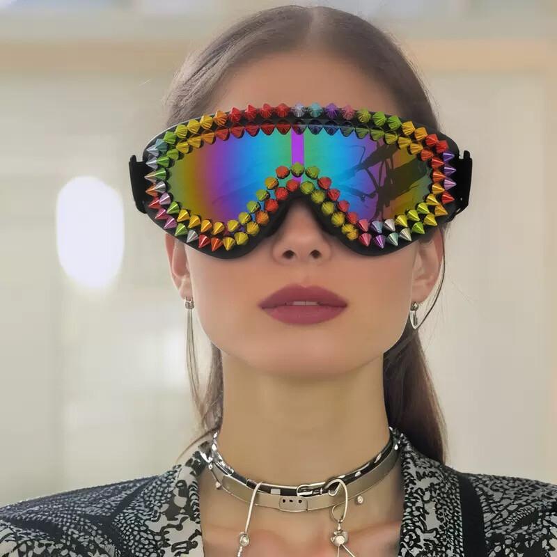 ゴーグル 大人用 欧米トレンド パンク 個性的 おしゃれ ライディング スキー バイク サイクリング 防曇 防塵 防風 プラスチックフレーム 薄型レンズ カラフルフィルム ブラックグレーレンズ