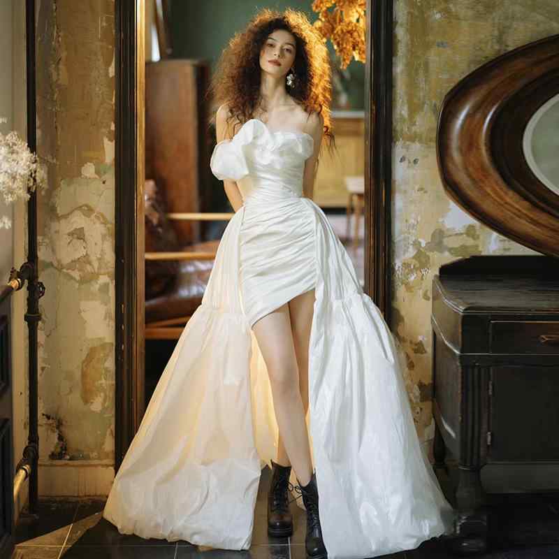 ウェディングドレス レディース 花嫁 新婦 軽量 サテン 光沢 ビスチェ ベアトップ ショート丈 ミニ丈 フレンチスタイル カジュアル 入籍 フォトウェディング 婚約 二次会 披露宴 低身長 プチサイズ