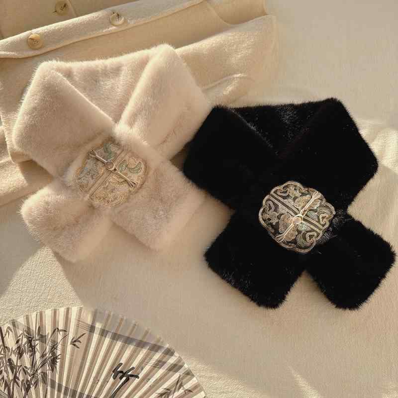 ・性別: 女性・主な素材: ポリエステル・カラー展開: 重厚刺繍玉ボタンクロスファー ミルクホワイト, ブラック・スタイル: エレガント・サイズ: 約90x12cm・編み方: 経編み・柄: 無地・機能: 保温・タイプ: ミドル丈
