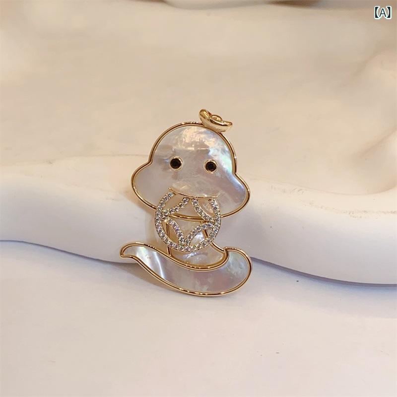 ブローチ レディース 女性用 かわいい ベビー蛇 金貨モチーフ 高級感 上品 気品 ア...