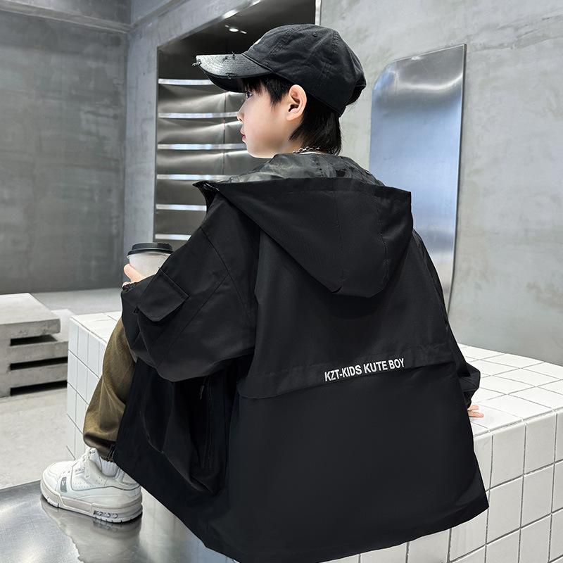 ・カテゴリ: キッズアウター・対象性別: 男性・対象年齢: 8歳以上・ネックライン: クルーネック・スタイル: 韓国風・柄: 英字・厚さ: レギュラー・加工: 柔軟加工・フード: あり（取り外し不可）・デザイン: トレンド・袖丈: 長袖・主な素材: ポリエステル100%・裏地素材: ポリエステル・留め具: ジップアップ・ウエスト: ベルトなし・カラー展開: ライトグリーン, ブラック・サイズ展開: 120cm, 130cm, 140cm, 150cm, 160cm, 170cm・着丈: ミドル丈