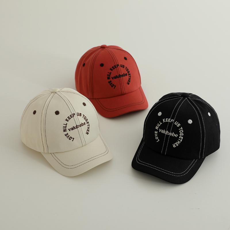 ・カテゴリ: ベースボールキャップ・カラー展開: 小文字ロゴ-ブラック, 小文字ロゴ-カーキ, 小文字ロゴ-ライトベージュ, 小文字ロゴ-キャラメル, 小文字ロゴ-ダークベージュ・サイズ展開: 52cm (2-6歳向け)・つばのスタイル: 長いつば・帽子のトップスタイル: ラウンドトップ・機能: 日焼け防止, 保温・スタイル: ストリート, 個性的, インスタ風, インフルエンサー風・対象年齢: 2-6歳向け・生地素材: TR生地・適用シーン: 外出・スタイルカテゴリ: 個性派トレンド・流行要素: 文字, 数字