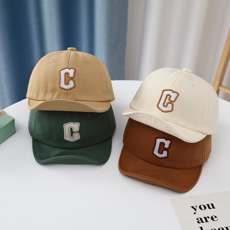 ・カテゴリ: キャップ・カラー展開: Cロゴ-ブルー, Cロゴ-グリーン, Cロゴ-コーヒー, Cロゴ-アイボリー, Cロゴ-カーキ・サイズ展開: 48cm・つばのスタイル: ショートブリム・帽子のトップスタイル: ラウンドトップ・機能: UVカット, 通気性, 日よけ・主な素材: 綿51-60%混紡・スタイル: オールマッチ, カジュアル, シンプル, シック・対象年齢: 6-12ヶ月, 1-2歳・加工: 刺繍・デザイン要素: 文字