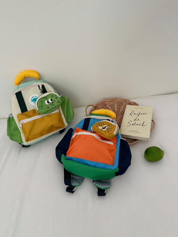 ・カラー展開: ブルー、グリーン、ピンク / ・性別: ユニセックス / ・素材: ナイロン / ・機能: 防水、耐摩耗、軽量化 / ・スタイル: キッズ向け、可愛らしい / ・裏地素材: ナイロン / ・柄: 無地 / ・デザイン要素: ステッチ / ・適用シーン: 通学、学校行事 / ・背負いシステム: エアクッションショルダーストラップ / ・対象学齢: 幼児