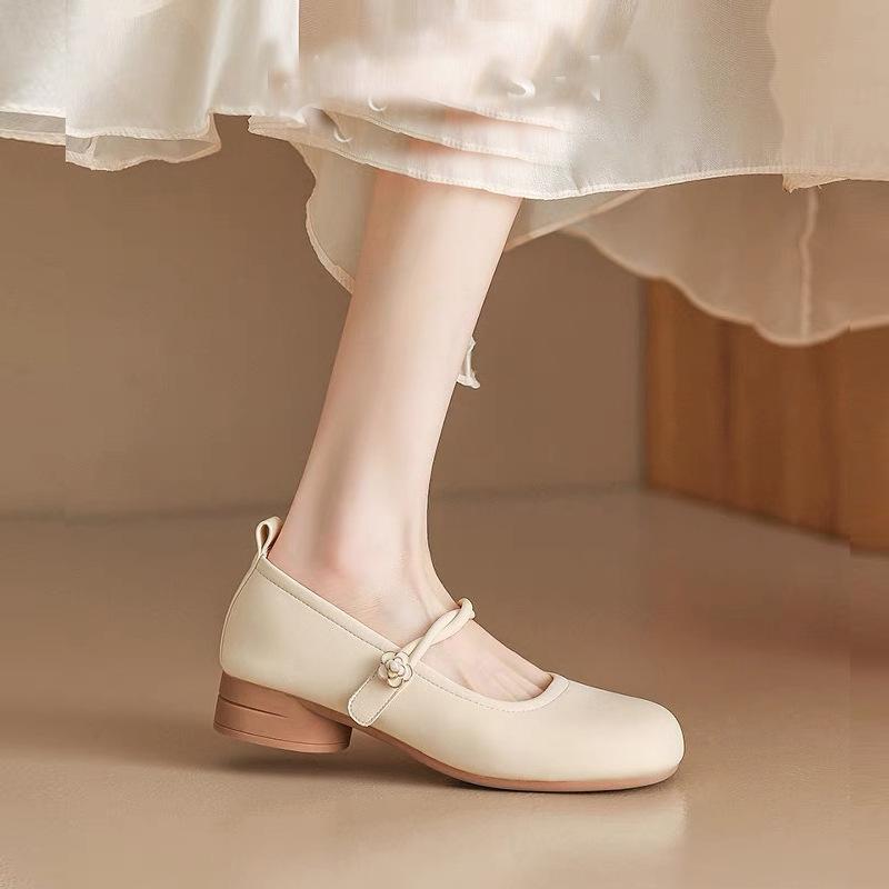 Rakuten - メリージェーンパンプス レディース フレンチレトロ カメリアモチーフ 太ヒール ローヒール ストラップ 面ファスナー ラウンドトゥ 柔らか素材 マイクロファイバー 快適 カジュアル モカシン デイリーユース アプリコット 3-5cmヒール