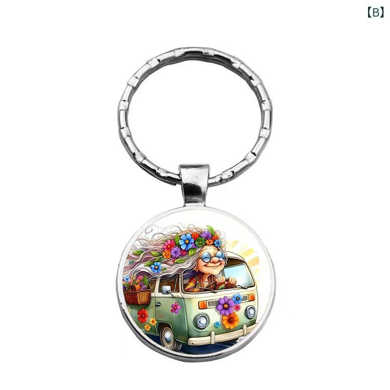 セキュアデポのキーホルダー レトロバス クレイジーおばあちゃん 2D柄 ガラス 亜鉛合金製 ペンダント キーチャーム ユニークデザイン ファッション小物 プレゼント｜アングル3