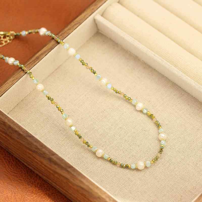 White Coral - ネックレス レディース リゾートスタイル 爽やか 夏 グリーン 水晶 ビーズ 天然パール ショート丈 幾何学モチーフ ゴールドベース 電気メッキ加工 華奢 上品 エレガント 大人かわいい フェミニン 41-50cm対応