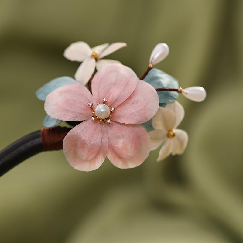 ・素材: 木・スタイル: 和風・デザイン: 花柄・カラー展開: 絨花檀木簪【鏡中花】、絨花専用ギフトボックス【幅広版】・トレンド: 古風な簪・カテゴリ: ヘッドアクセサリー
