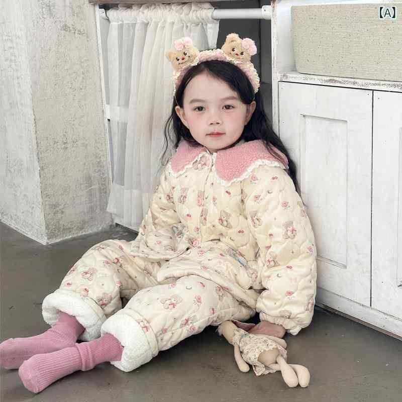 ・カテゴリ: 子供部屋着・対象性別: 女児・対象年齢: 1〜3歳・スタイル: スイート・主な素材: コーデュロイ・素材構成: 綿60%、ポリウレタン40%・厚み: 厚手・柄: キャラクター・プリント: プリント・機能: 保温・デザイン要素: セットアップ、キャラクター、可愛い、カーディガン、フリル、ツートン・カラー展開: 杏色・サイズ展開: 80、90、100