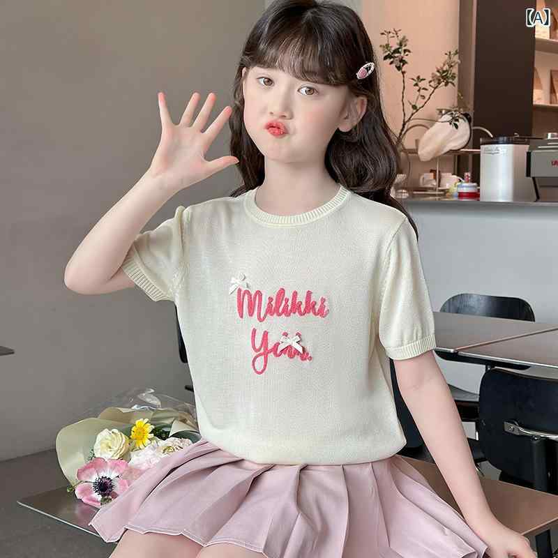 ・カテゴリ: 子供ニット・性別: 女児・スタイル: スイート・主な素材: ビスコース80%以上・厚み: 薄手・ネックライン: POLO領・袖丈: 半袖・着脱: プルオーバー・刺繍: 英字・カラー展開: オフホワイト、ライトブルー・サイズ展開: 110cm、120cm、130cm、140cm、150cm、160cm、170cm