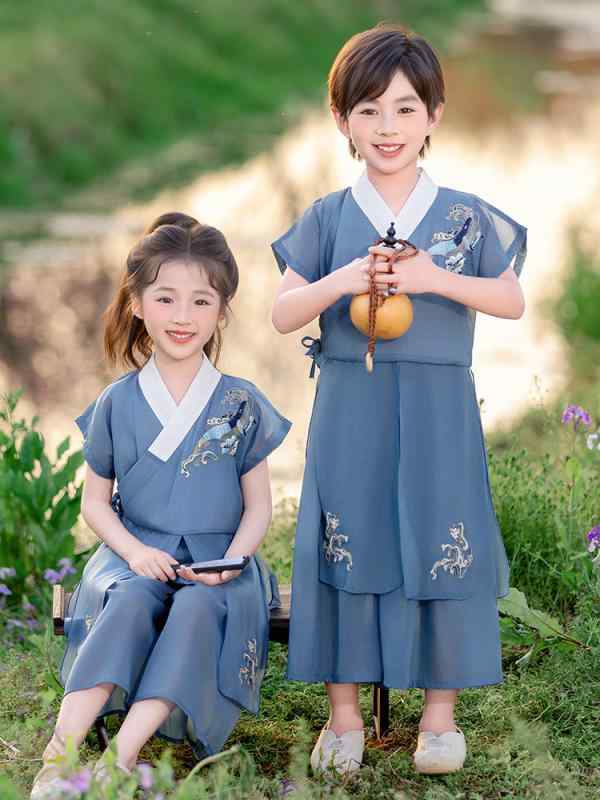 ・柄: 花柄・インナータイプ: 中綿インナー・生地加工: 柔軟処理・デザイン要素: セットアップ、田園風、可愛い、バイカラー、チュール、キャンディカラー・素材: ポリエステル 95%・スタイル: チャイナ風・生地の厚さ: 普通・カラー展開: 男児用、女児用・サイズ展開: 80-90cm、90-100cm、100-110cm、110-120cm、120-130cm、130-140cm、140-150cm、150-160cm、160-170cm、170-180cm・タイプ: 唐装・対象年齢: 3-8歳（身長100-140cm）・カテゴリ: 子供用チーパオ・唐装・民族衣装