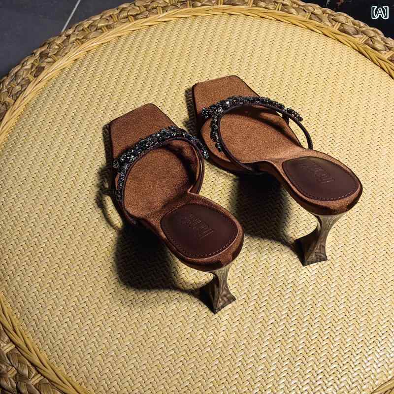 ・カラー展開: 褐色（ヒール7cm）、褐色（ヒール10cm）、ブラッククリアラインストーン（ヒール7cm）、ブラッククリアラインストーン（ヒール9cm）、ブラックブラックラインストーン（ヒール7cm）、ブラックブラックラインストーン（ヒール9cm）、ブラック（ヒール10cm）・サイズ展開: 34、35、36、37、38、39、40・アッパー素材: サテン・スタイル: 欧米風・つま先形状: スクエアトゥ・靴底素材: ゴム・ライニング素材: マイクロファイバー・柄: 無地