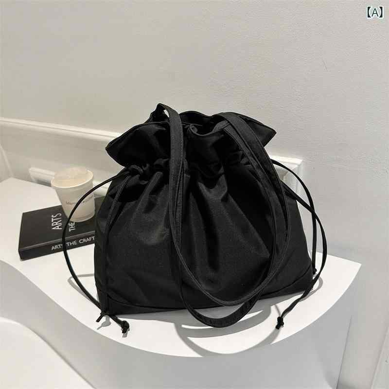 ・カラー展開: ブラック、ホワイト、イエロー、カーキ・スタイル: トレンド・素材: ナイロン・バックの形状: バケツバッグ・サイズ: ミディアム・デザイン要素: プリーツ・裏地: ポリエステル・開閉方法: ドローストリング・内側構造: スマートフォンポケット・硬さ: ソフト・外ポケットの種類: オープンポケット・ショルダーストラップ本数: 1本・おすすめシーン: デイリー