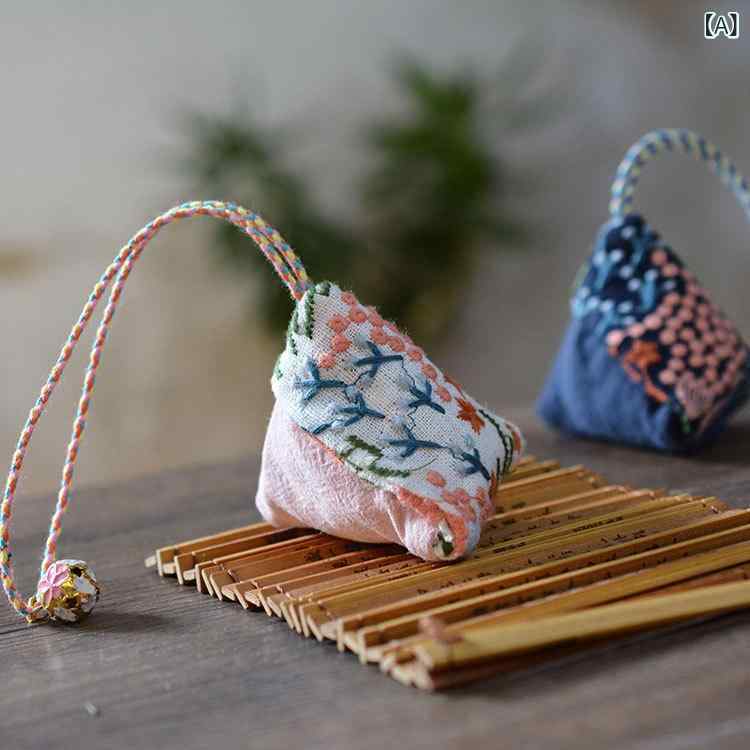 ・カラー展開: 粉色花朵刺绣香囊（可打开）、藍色花朵刺绣香囊（可打开）、大红花朵刺绣香囊（可打开）、米菊刺绣香囊（可打开）、藍菊刺绣香囊（可打开）、绿菊刺绣香囊（可打开）、黄菊刺绣香囊（可打开）・主な素材: 綿・サイズ: 6cm・スタイル: アメリカンカントリー・仕様: 正常規格