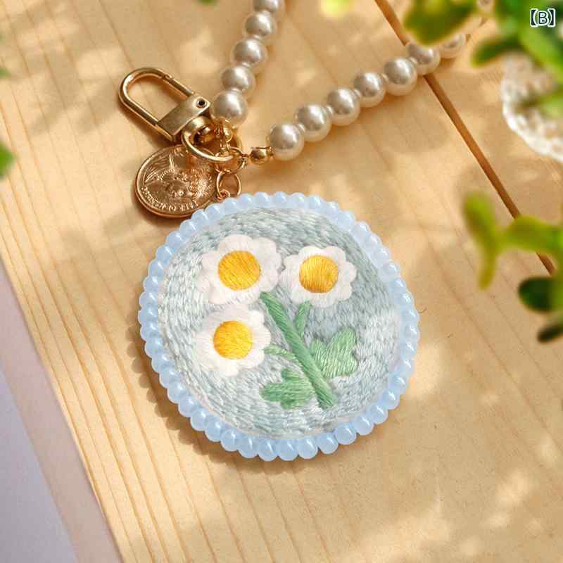 セキュアデポの刺繍キット 手芸キット DIY 初心者 簡単 手作り 立体ビーズ刺繍 かわいい キャラクター キーホルダー バッグチャーム プレゼント リネン生地｜アングル2