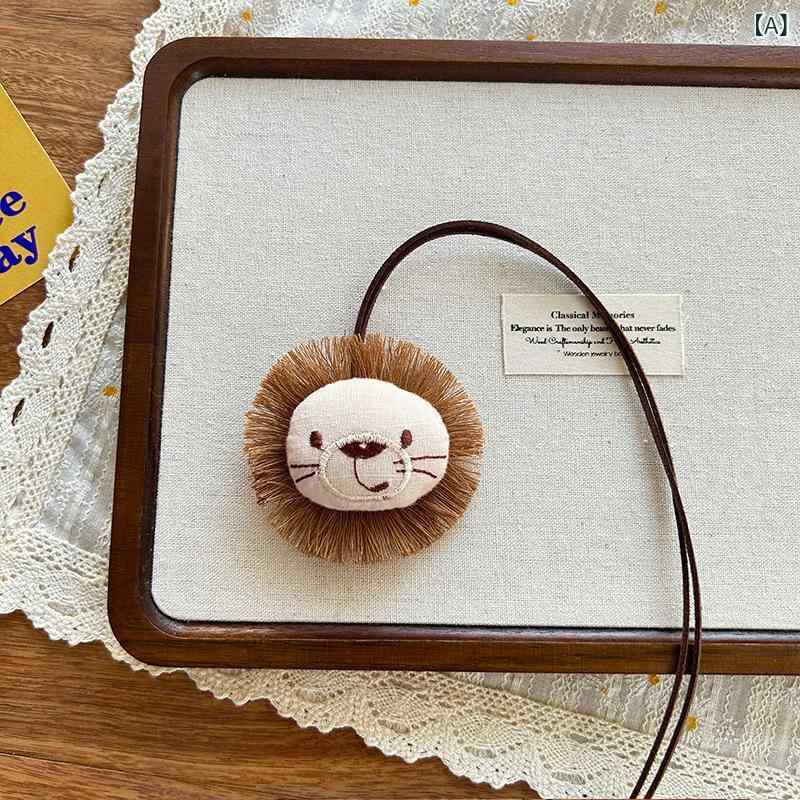 ・カテゴリ: ネックレス・素材: 布・スタイル: カートゥーン・対象: 子ども・デザイン: 動物・チェーンの種類: カーブチェーン・ペンダント: あり・モチーフ: ライオン・カラー展開: ライオン、ブラウンベア、キノコ、スターフラワー、ブラウンレッドラビット、ブルーホワイトキャット、ピンクラビット・対象年齢: 3-6歳、6-10歳、10歳以上