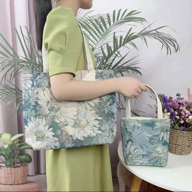 ・サイズ: 大（高さ35cm×幅40cm）、中（高さ24cm×幅28cm）、小（高さ18cm×幅20cm）・スタイル: 欧米レトロ・素材: 帆布・バッグサイズ: 大・用途: 日常コーディネート・デザイン要素: 刺繍・裏地素材: ポリエステル・バッグの形状: 横型スクエア・開閉方法: ファスナー・内部構造: ファスナー付き内ポケット・外ポケットの種類: 内パッチポケット・硬さ: やや柔らかめ・ショルダーストラップの本数: 2本