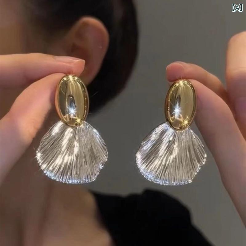・カテゴリ: 耳飾り・主な素材: 銅（本金メッキ）・デザイン: 幾何学型・カラー展開: 光沢シェル風ゴールド・トレンド要素: プリーツ、フリンジ・スタイル: モード・個性派・対象: レディース