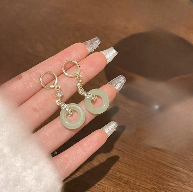 ・カテゴリ: 耳飾り・主な素材: 亜鉛合金・デザイン: 幾何学的・加工技術: 電気メッキ・カラー: ゴールド・スタイル: ヴィンテージ調、レトロ・対象: 女性用・トレンド要素: 平安扣、エスニック