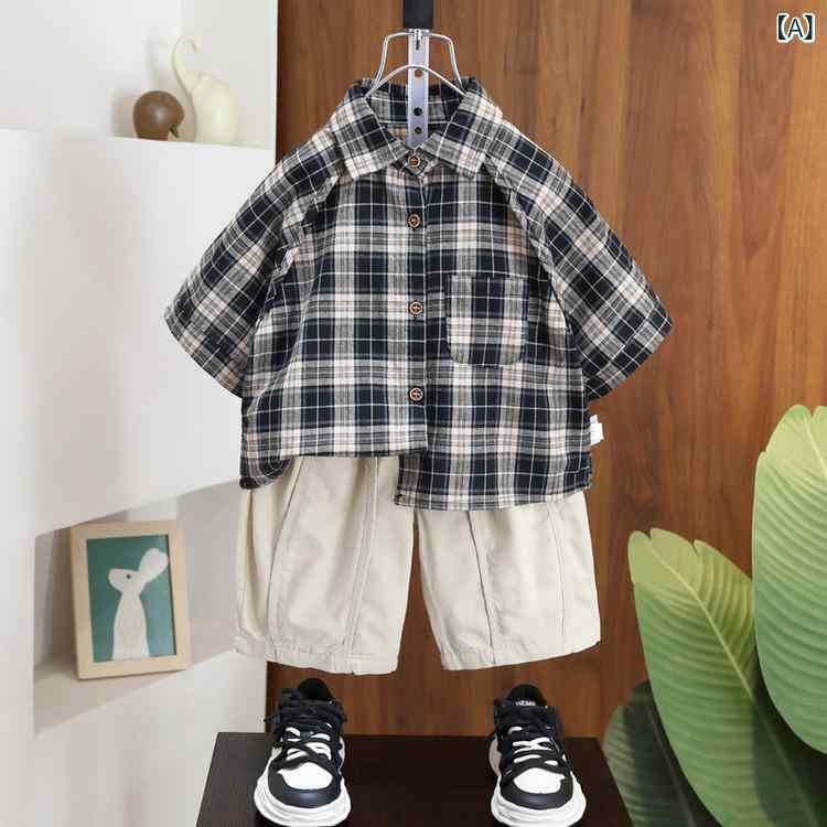 ・カテゴリ: 子供服セットアップ・対象性別: キッズ（男の子）・スタイル: 韓国風・セット内容: シャツ、ハーフパンツ（2点セット）・対象年齢: 3〜8歳・袖丈: 半袖・パンツ丈: 5分丈・生地加工: ソフト加工・厚さ: 薄手・柄: チェック・主な素材: 綿・素材の含有量: 綿80%・安全基準: B類・前開き仕様: シングルブレスト（ボタン留め）・カラー展開: ブラック、ブラウン・サイズ展開: 90cm、100cm、110cm、120cm、130cm、140cm、150cm