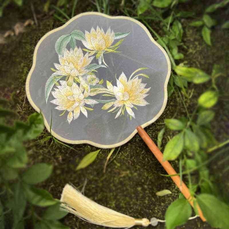 ・カテゴリ: 団扇・サイズ: 20cm・クラフト: 手工芸・骨組み素材: 木・スタイル: 新中華風・カラー展開: 曇花、山茶花、安夏、白玉蘭、黄玉蘭、火鳳凰、金蓮、金牡丹、蘭花蝶、うさぎ、銀蝶牡丹、クチナシ