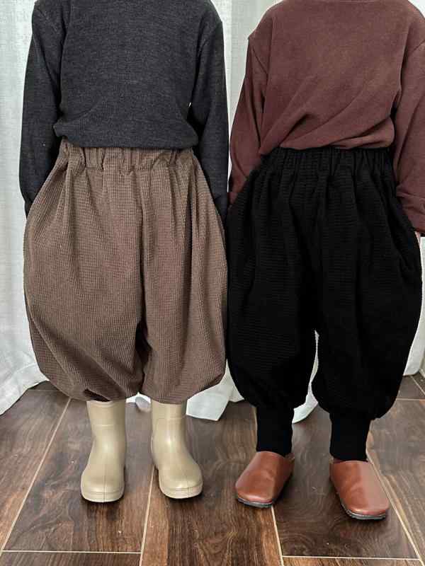 ・スタイル: カジュアル・主な素材: ポリエステル80%・パンツ丈: ロングパンツ・対象性別: キッズ（男女兼用）・対象年齢: 3〜8歳（100〜140cm）・パンツスタイル: ジョガーパンツ・股開き仕様: 股開きタイプ・生地加工: 柔軟処理・柄: チェック・ウエスト: ハイウエスト・前開き仕様: ゴムウエスト・カラー展開: ライトブラウン、ブラック・対応身長: 80cm、90cm、100cm、110cm、120cm、130cm、140cm・カテゴリ: キッズパンツ
