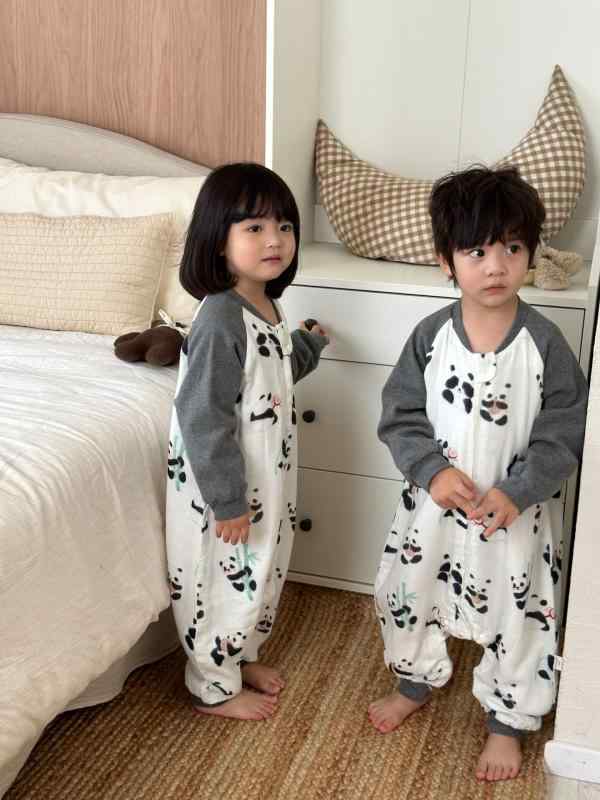・カテゴリ: 睡袋・スタイル: 衣服式・対象年齢: 1～3歳（身長80～100cm）・表地素材: 竹繊維 70%、綿 30%・裏地素材: 綿 95%以上・中綿: 四層ガーゼ・生地の厚さ: 普通・ファスナー素材: 樹脂・柄: キャラクター・カラー展開: 功夫熊猫、クリスマスランド、タカとウサギ、花畑のウサギ・サイズ展開: 80cm、90cm、100cm、110cm、120cm、130cm・安全基準: A類・機能: 吸湿速乾