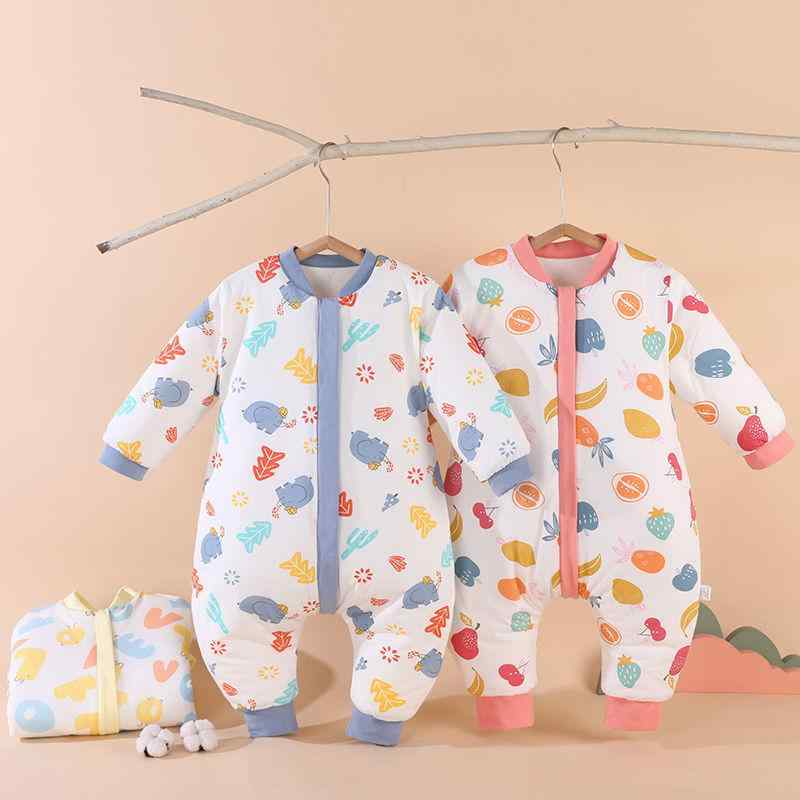 ・カテゴリ: 睡袋・スタイル: ロンパース風寝袋・対象年齢: 1-3歳、4-6歳・主な素材: 綿 95%以上・裏地: ポリエステル・中綿: 化学繊維・生地の厚さ: 極厚・ファスナー素材: 樹脂・柄: キャラクター・カラー展開: マルチカラーエレファント、マルチカラーフルーツ、マルチカラーアルファベット・サイズ展開: 80cm、90cm、100cm、110cm・安全基準: Aクラス・機能: 恒温