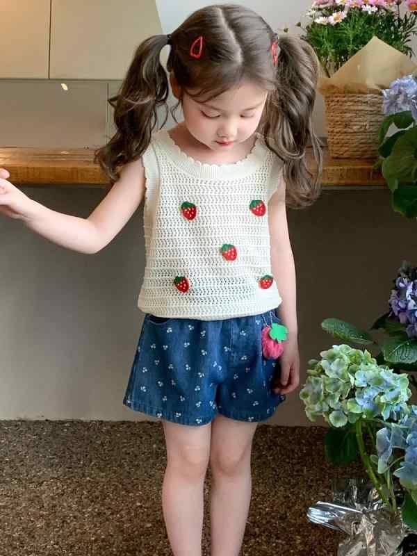 ・カテゴリ: 子供服セット・性別: 女児・スタイル: カジュアル・セット内容: トップス、パンツの2点セット・対象年齢: 中小童（3〜8歳、身長100〜140cm）・袖丈: ノースリーブ・フード: フードなし・パンツ丈: ショートパンツ・生地加工: ソフト加工・厚み: 薄手・デザイン: いちご、可愛い・素材: ポリエステル 70%、綿混紡・安全基準: B類・着用タイプ: プルオーバー・カラー展開: シングルストロベリータンクトップ、シングルデニムショートパンツ・サイズ展開: 90cm、100cm、110cm、120cm、130cm、140cm