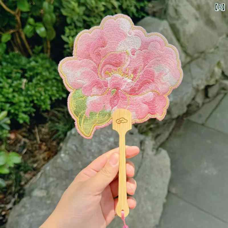 ・カテゴリ: 扇子・素材: 綿麻・サイズ: 小サイズ・工芸: 刺繍・骨組み素材: 竹・スタイル: 中式・カラー展開: ピンク、パープル、荷気生財、好運錦鯉刺繍、蝶刺繍、ピンク紫陽花、赤蓮花刺繍、白蓮花刺繍、紫アイリス、桃蝶、百合の花刺繍、青竹刺繍