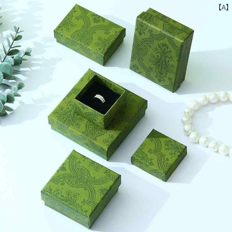 ・主な素材: 紙/紙板・カラー展開: エナメルグリーン・サイズ展開: 5×5×3cm、9×9×3cm、7×7×3cm、5×8×3cm、7×9×3cm、21×4.5×3cm、手提げ袋12×16×6cm