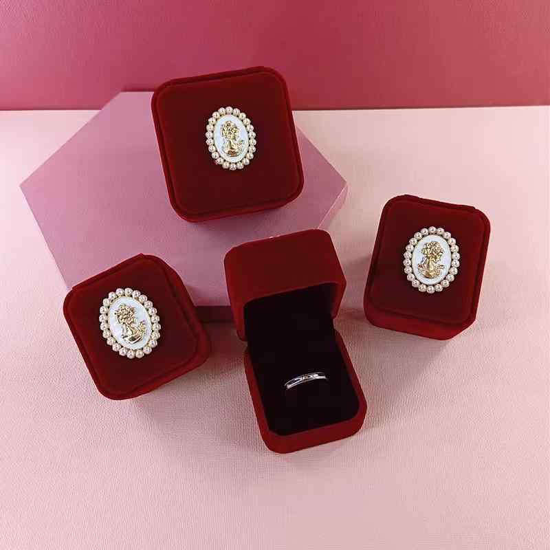 ・カテゴリ: ジュエリーボックス・主な素材: 複合素材・用途: アクセサリー用梱包・誤差: 0.5cm・入り数: 1個・カラー展開: ワインレッド
