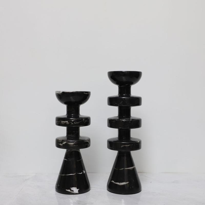・カテゴリ: 燭台・主な素材: 大理石・サイズ展開: 大理石大号(口径6.1cm 9×9×30cm)、大理石小号(口径6.1cm 9×9×25cm)、黄色洞石(9×9×24cm)、黄色洞石(9×9×30cm)、黒洞石(9×9×24.5cm)、黒洞石(9×9×30cm)