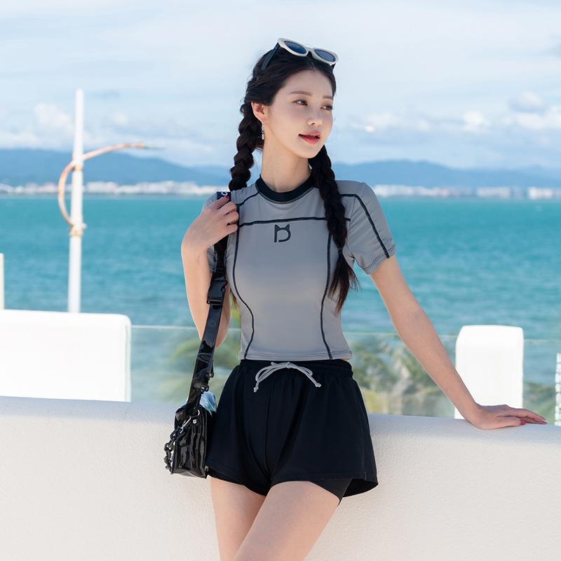 ・機能: 通気性・性別: 女性・対象年齢: 成人・カラー展開: 女性用アイアンケース2点セット、女性用アイアンケース2点セット+ロングパンツ・サイズ展開: M、L、XL、2XL・対応スポーツ: ダイビング