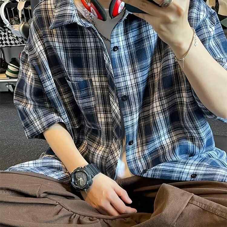 ・カテゴリ: シャツ・スタイル: 韓国風・款式: カーディガン・デザイン: ルーズフィット・襟型: 折り襟・袖丈: 五分袖、半袖・柄: チェック・厚さ: 普通・デザイン詳細: ポケット・ターゲット: 青少年・主な素材: ポリエステル・素材の含有量: 85%・着用シーン: 日常・カラー展開: ブラウン、ブルー・サイズ展開: M、L、XL、2XL、3XL・機能: ノーアイロン・性別: メンズ