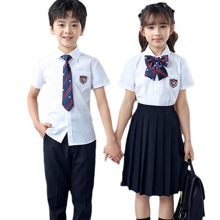 ・カテゴリ: 制服、学校制服・スタイル: 韓国風・対象年齢: 新生児（0〜1歳、80cm以下）・対象性別: 男・留め具タイプ: シングルブレスト・デザイン要素: スポーツ、セットアップ、カーディガン、ブリティッシュスタイル・生地加工: 柔軟加工・主な素材: 兎毛・安全基準: B類・フード: フードなし・セット内容: 半袖シャツ、スカート、ネクタイ、靴下、ワッペン、パンツ・カラー展開: ホワイト（シャツ）×ネイビー（スカート・パンツ）、ホワイト（シャツ）×ブラック（スカート・パンツ）・サイズ展開: 100cm、110cm、120cm、130cm、140cm、150cm、160cm、170cm、180cm