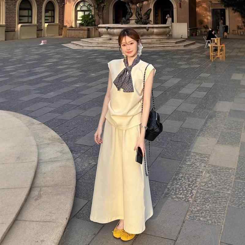 ・カテゴリ: カジュアルスーツ（スカートセット）・スタイル: 韓国カジュアル・柄: 無地・スカート丈: ミディアムレングス・デザイン: 切り替え・主な素材: ポリエステル・素材含有量: 90%以上95%未満・セット内容: スカートスーツ・性別: 女性用・袖丈: ノースリーブ・カラー展開: 画像色・サイズ展開: S、M、L、XL