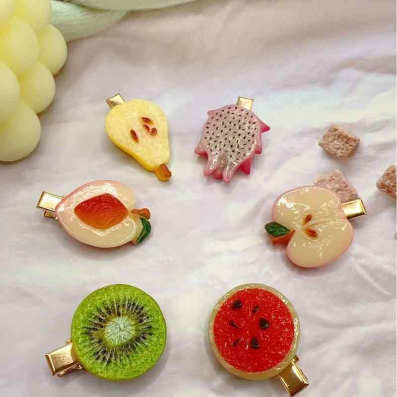 ・カテゴリ: ヘアアクセサリー・スタイル: スイート・主な素材: プラスチック、樹脂・デザイン: フルーツ・カラー展開: キウイヘアクリップ、ドラゴンフルーツヘアクリップ、アップルヘアクリップ、スイカヘアクリップ、ピーチヘアクリップ、梨ヘアクリップ・柄: りんご、桃、ドラゴンフルーツ、梨、スイカ、キウイ・対象: 子ども・ヘアクリップ分類: ヘアクリップ・セット内容: ヘアクリップ・トレンド要素: 柄、フルーツ・対象年齢: 0〜3歳、3〜6歳、6〜10歳、10歳以上