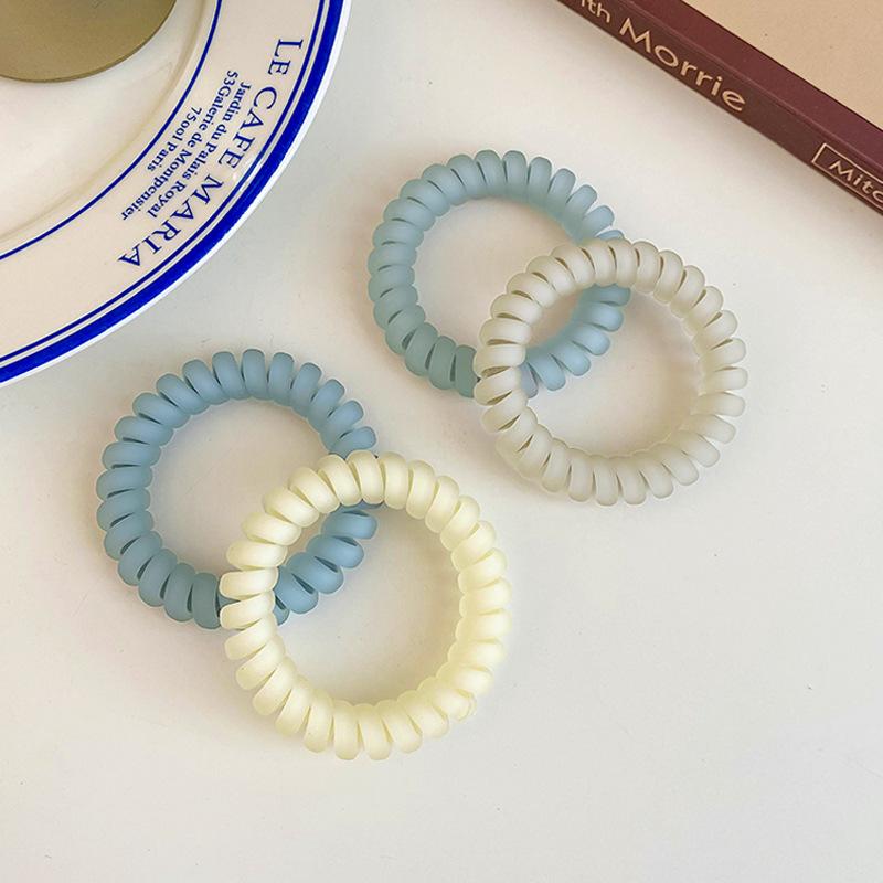 ・カテゴリ: ヘアゴム・主な素材: プラスチック、樹脂・加工技術: ハンドメイド・カラー展開: ライトブルー、ダークブルー、ベージュ、グレーホワイト、ベリーピンク、タロパープル・デザイン: ツイスト・スタイル: ナチュラル・仕様: 高弾性・スタイル分類: フレッシュ、スウィート