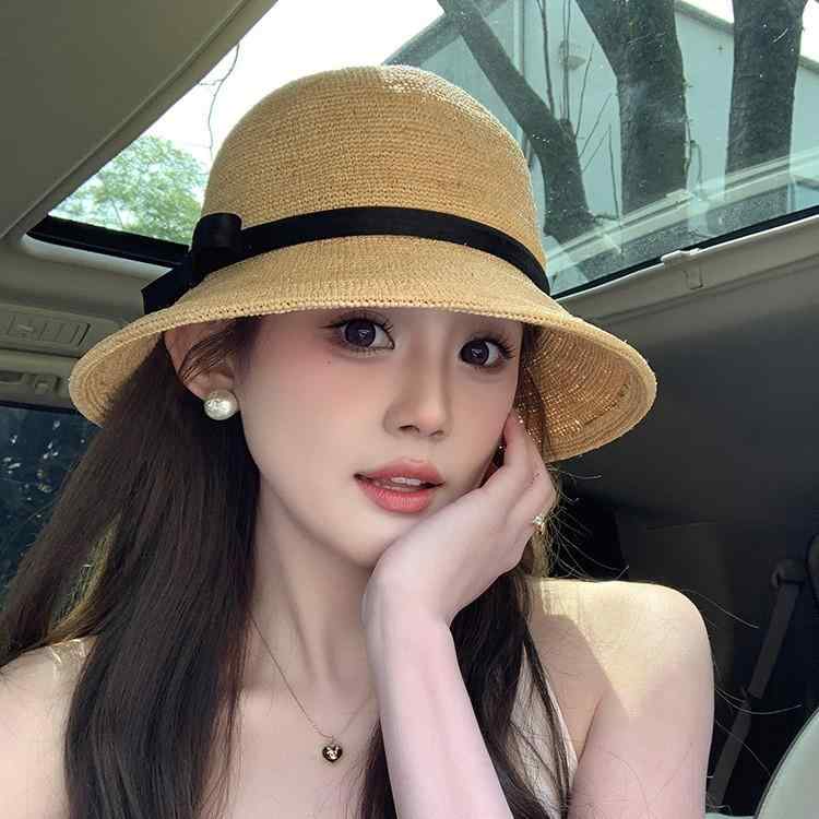 ・カテゴリ: 麦わら帽子・デザイン: 英字ロゴ・帽子の形状: ハイバック、広つば・カラー展開: ナチュラル（ブラックリボン）、ナチュラル（ベージュリボン）・サイズ展開: M（56-58cm）・機能: 保温、防風・スタイル: シンプル、通勤カジュアル・主な素材: 綿・仕様・加工: 機械刺繍