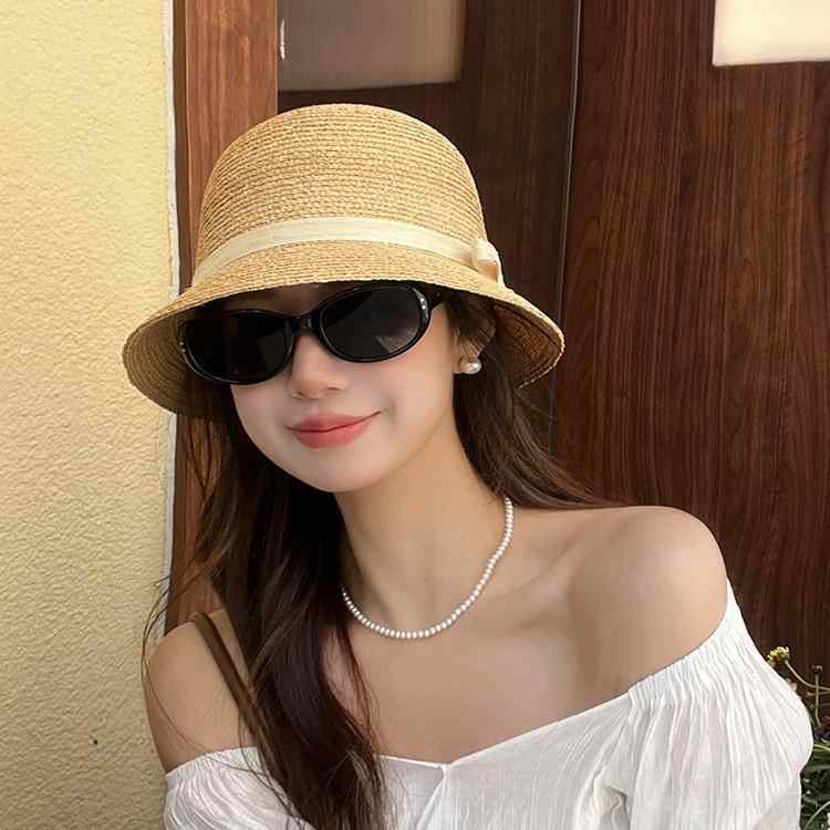 ・カテゴリ: 麦わら帽子・帽子のトップ形状: 丸型・つばの形状: 広つば・カラー展開: ブラックリボン、Mリボン・サイズ展開: 調整可能（54〜58cm）・機能: 日焼け防止、通気性、防風・スタイル: 日韓風、韓国風、フレンチシック、爽やか、フェミニン
