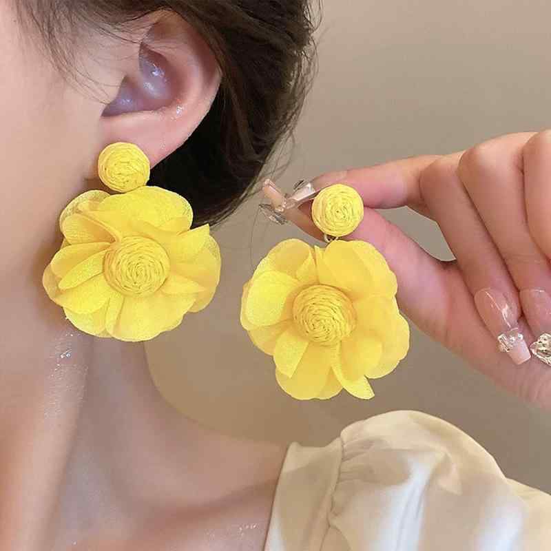 ・カテゴリ: 耳飾り・素材: 布・加工技術: 手工・デザイン: 花柄、ひまわり・スタイル: カジュアル、オフィス、シンプル、フェミニン・カラー: イニシャルイエロー・対象: レディース