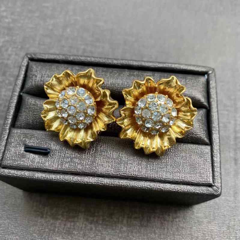 ・カテゴリ: 耳飾り・素材: 合金・加工技術: ラインストーン埋め込み・デザイン: 花柄・デザイン要素: ひまわり、植物、花・スタイル: 田園風、フレッシュ、スイート・カラー展開: B671ピアス、B671ピアス・対象: レディース