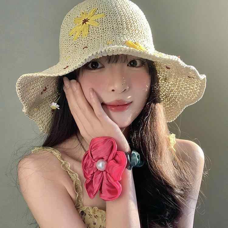 ・カテゴリ: 草帽・デザイン: 花柄・帽子のトップ: ラウンドトップ・つばの形: 広つば・カラー展開: アイボリー、ブラウン、カーキ・サイズ展開: フリーサイズ・機能: 防風、通気性、日よけ・スタイル: 万能、エレガント、ミニマル、スポーツ風、オフィスカジュアル、シンプル、欧米風、ラグジュアリー、シック・素材: 麦わら・スタイル分類: ファッション通勤・加工技術: 丸編み