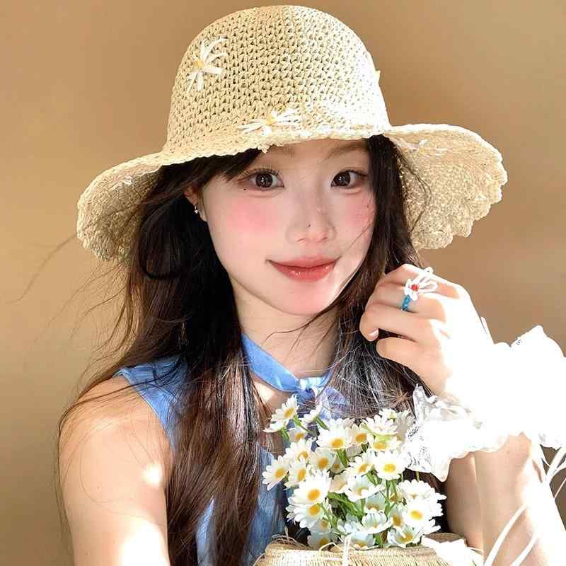 ・カテゴリ: 麦わら帽子・デザイン: 柄あり・帽子のトップ形状: 丸型・つばの形状: 広つば・カラー展開: ベージュ、カーキ・機能: 通気性、日よけ・スタイル: 日韓、甘口、韓国風、ナチュラル系、スイート、爽やか・素材: 草
