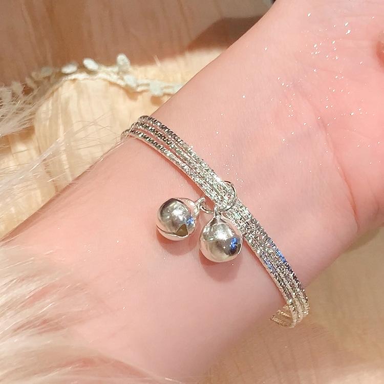 ・素材: 合金・スタイル: レディース・デザイン: 幾何学型・処理技術: 電気メッキ・カラー展開: 三連シンプルモデル、三連ベルモデル・機能: 装飾・トレンド要素: ベル・カテゴリ: ブレスレット