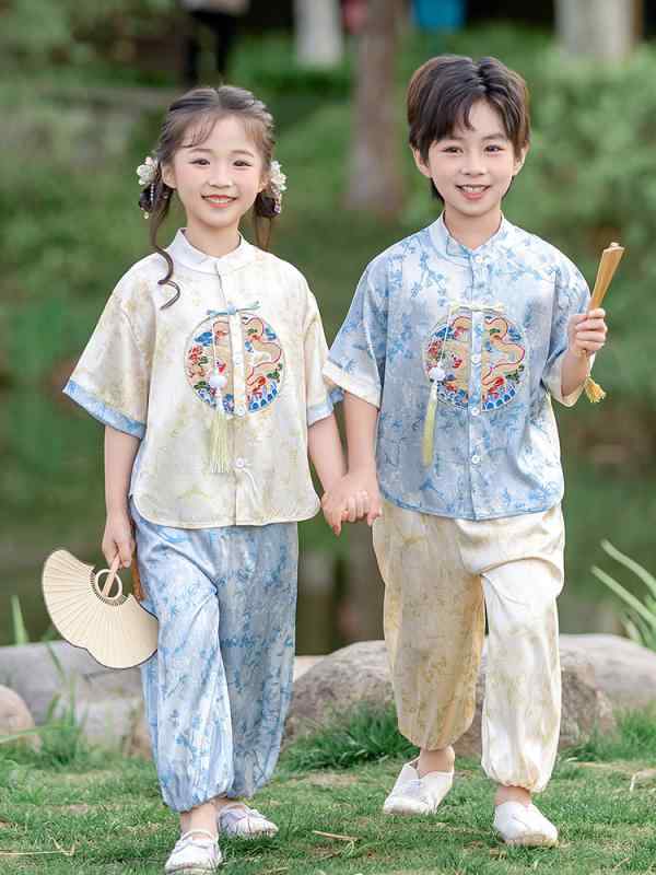 ・柄: 花柄・インナータイプ: 中綿・生地加工: 柔軟処理・要素: セットアップ、田園風、可愛い、バイカラー、プリンセス、キャンディ・適用性別: 男女兼用・素材: ポリエステル 95%・スタイル: 中国風・厚み: 普通・カラー展開: 【男の子】タッセル付き、【女の子】タッセル付き・サイズ展開: 身長80-90cm、身長90-100cm、身長100-110cm、身長110-120cm、身長120-130cm、身長130-140cm、身長140-150cm、身長150-160cm、身長160-170cm、身長170-180cm・対象年齢: 3歳〜8歳（身長100〜140cm）・カテゴリ: 子供用旗袍・唐装・伝統衣装