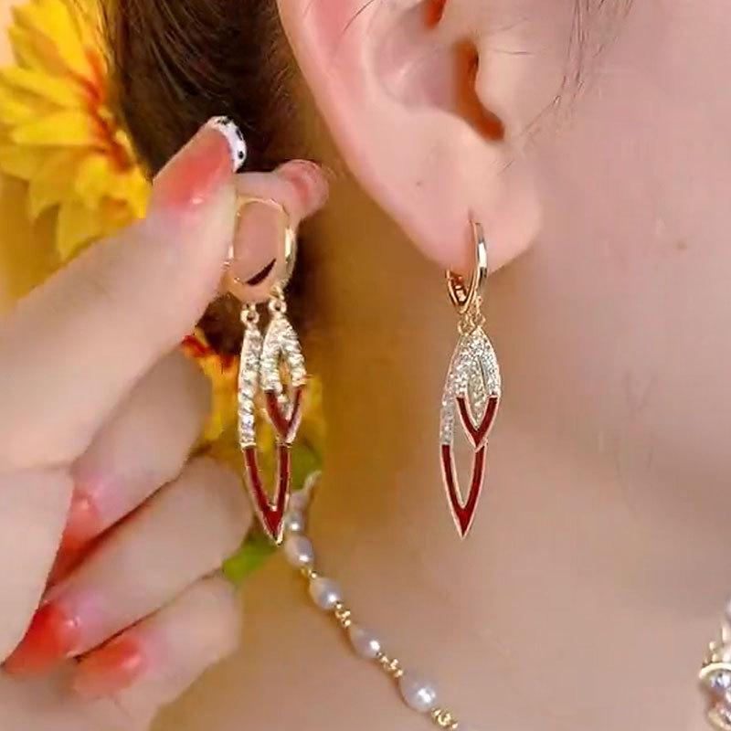 ・カテゴリ: 耳飾・デザイン: 葉、花びら・素材: 金属・処理技術: 電気メッキ・カラー: ゴールドジルコニア水滴・スタイル: 文芸レトロ・対象: レディース